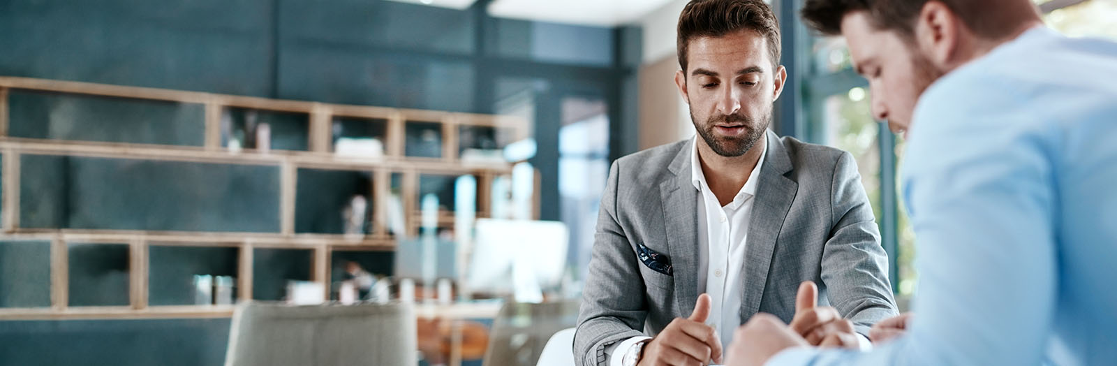 Financieel directeur en relatiemanager bespreken de digitale rollen en rechten in Easy Banking Business
